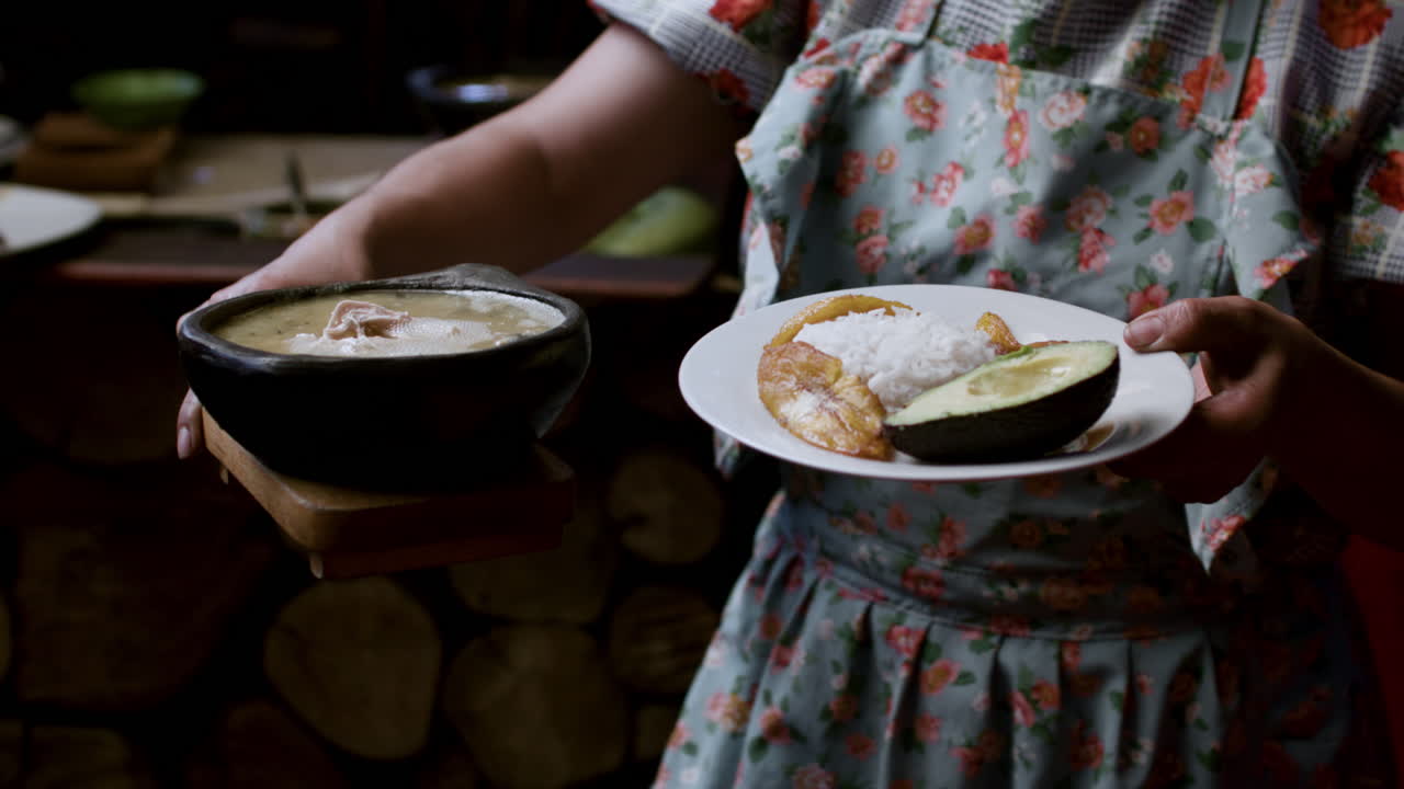 음식과 함께 포즈를 취하는 웨이트리스