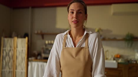 mulher sorridente, proprietária de uma cafeteria.