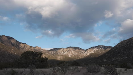 lapso de tiempo de gran ángulo de las montañas sandia en abq, nm
