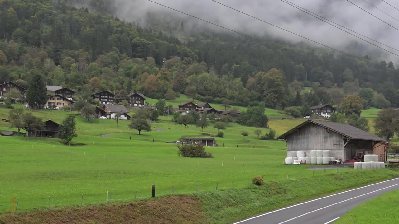 スイスの鉄道近くで農業を営む小さな村