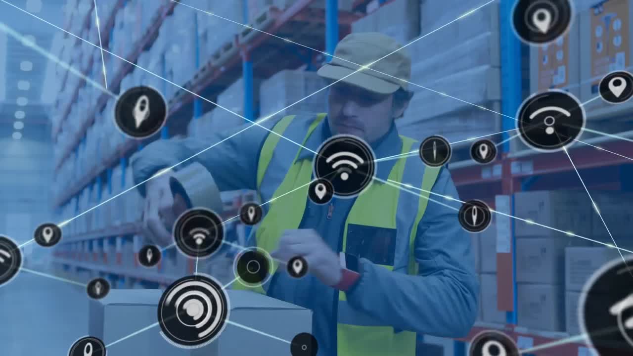 animación de la red de conexiones con iconos sobre el hombre que trabaja en el almacén