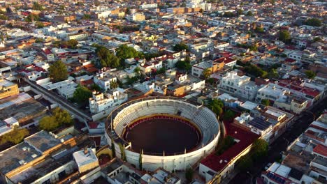 Stierkampfarena-Der-Stadt-Aguascalientes-Mexiko-Mit-Einem-Sonnenaufgang