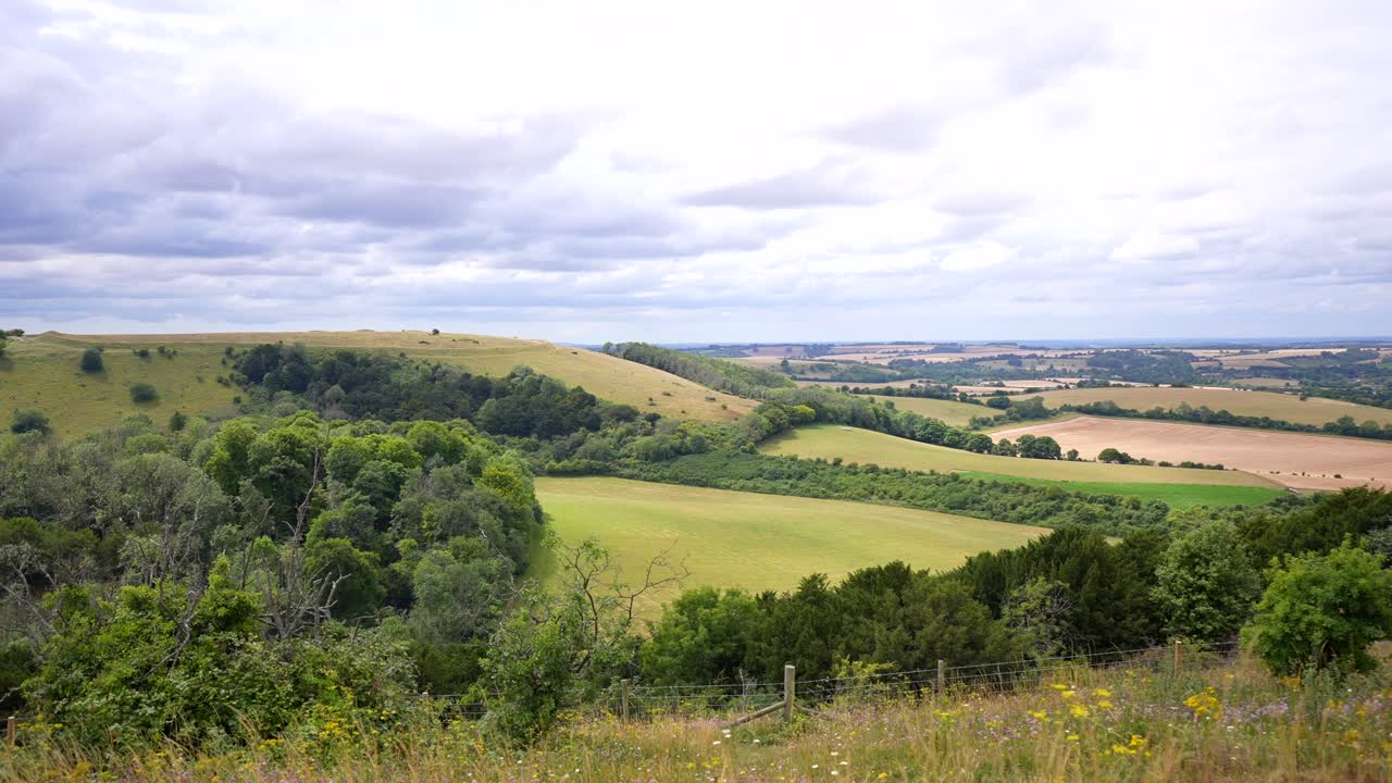 Plan large panoramique d'Old Winchester Hill dans le Hampshire, par une mi-journée ensoleillée et nuageuse