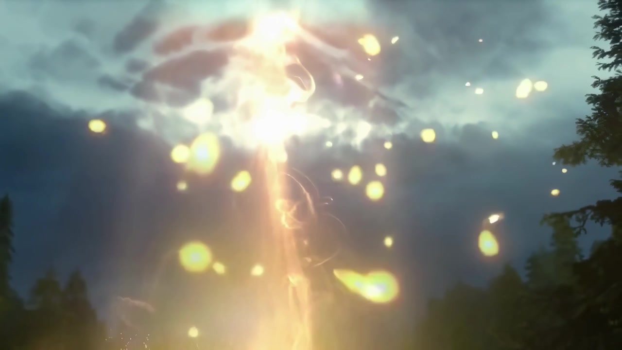 Raggio di luce dorata mistico che scende in una radura della foresta