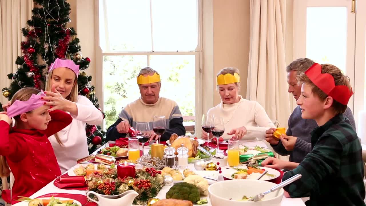 세 세대의 가족이 함께 크리스마스 저녁을 먹고 있습니다.