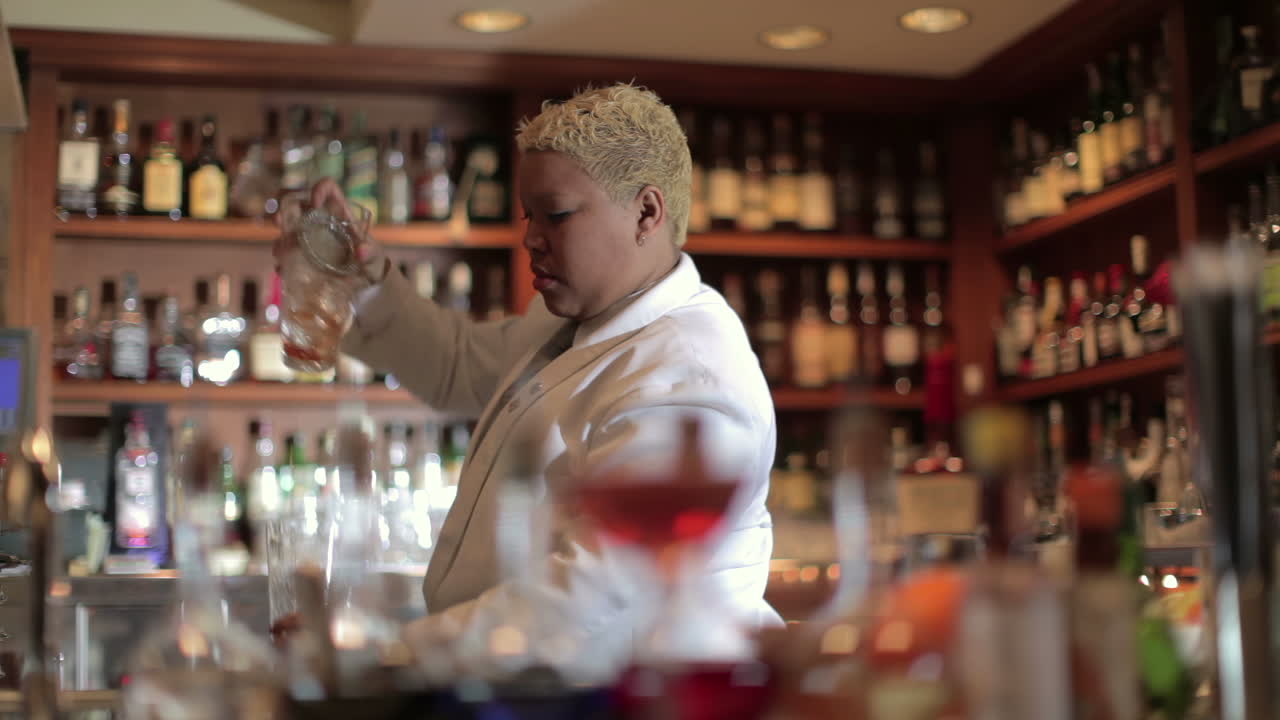 테일 바의 세련된 웨이터