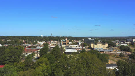 Luftdrohnenaufnahme-über-Tupelo,-Mississippi,-Mit-Historischen-Gebäuden,-Von-Bäumen-Gesäumten-Straßen-Und-Klarem-Himmel,-Die-Das-Wesen-Der-Kleinstadt-Einfangen