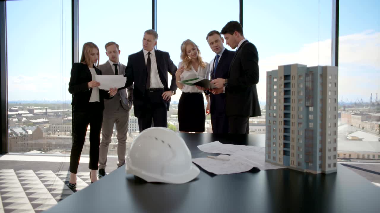 reunión de negocios de arquitectos e inversores