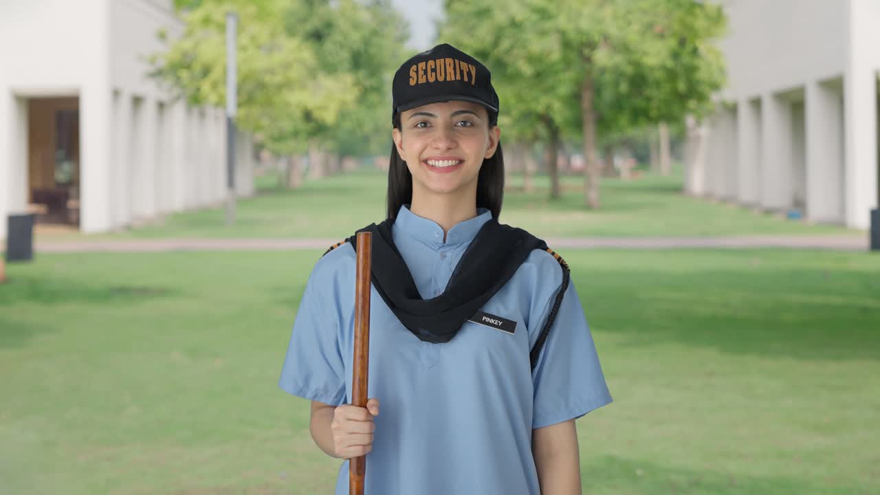 Felice guardia di sicurezza indiana che sorride