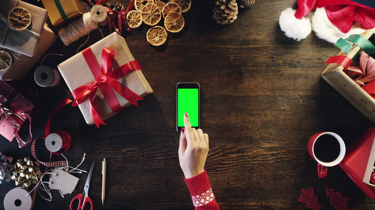 탑 뷰 여자 손 터치 스크린을 사용하여 스마트폰 태블릿 손 제스처 초록색 스크린 테이블 위에서 - 빨간 에픽 드래곤