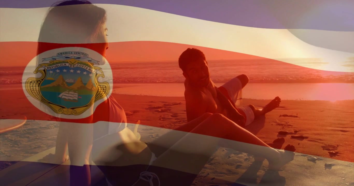 Vídeo vertical: Bandeira tremulando, casal assistindo ao pôr do sol, homem verificando o telefone na praia, sunga.