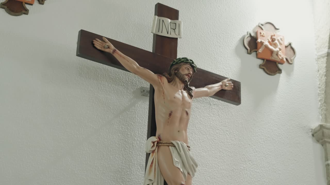 은은한 조명과 함께 교회 벽에 전시된 섬세한 십자가상