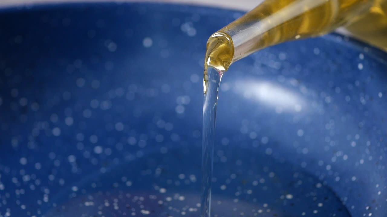 오일 을 비 에 부어 넣는 것