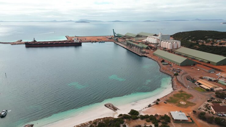 Luftfoto over Esperance industrihavn med et fragtskib, der lastes, Vestaustralien