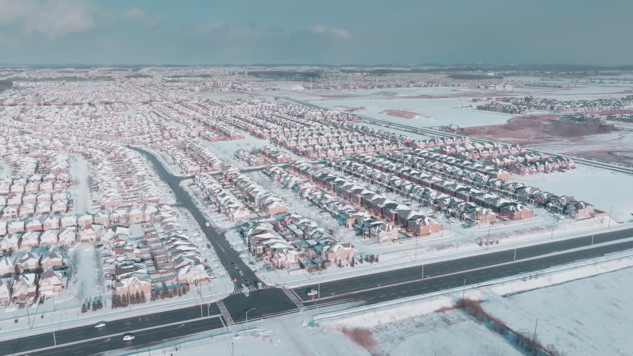 Zaśnieżone przedmieście w Milton, Ontario, widziane z góry zimą