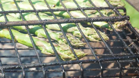 Vista-De-Cerca-De-Espárragos-Asados-En-Barbacoa-De-Leña