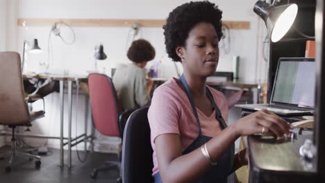 Ocupada-Trabajadora-Afroamericana-Sosteniendo-Anillo-En-Estudio-De-Joyería-En-Cámara-Lenta