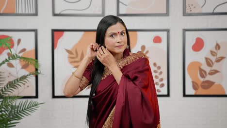 mujer india preparándose para salir