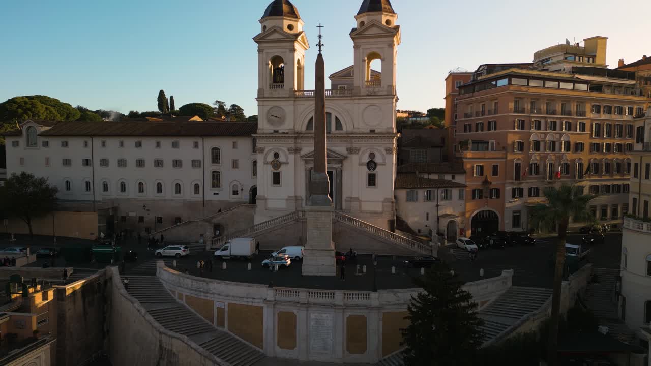 이탈리아 로마 시내에서 드론으로 뒤집어 은 스페인 계단이 드러났습니다.