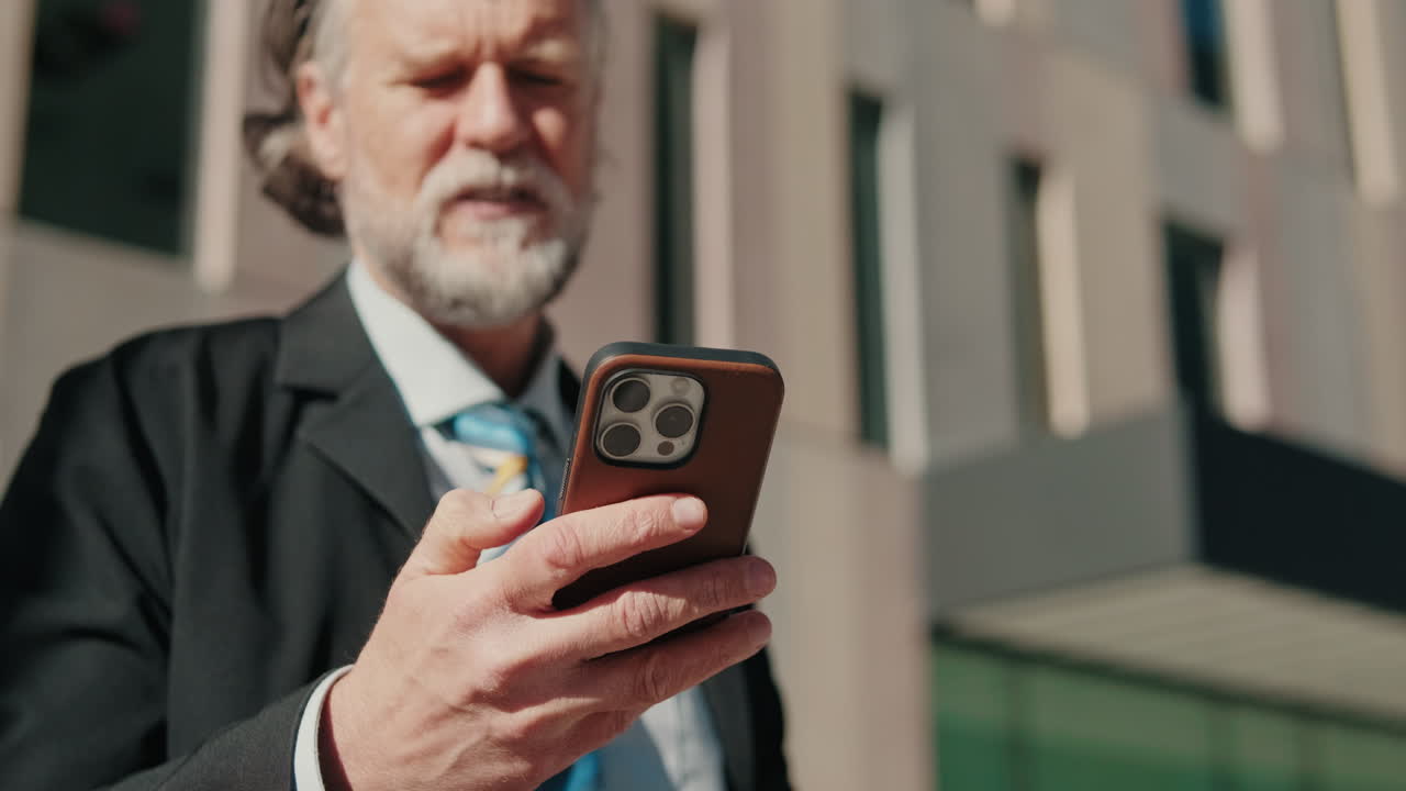 도시에서 스마트폰을 사용하는 사업가