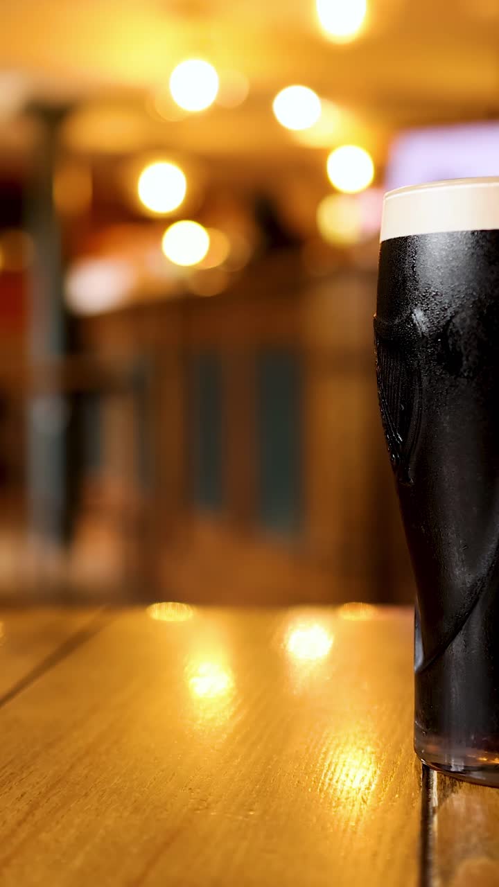 Due pinte di stout che vengono afferrate