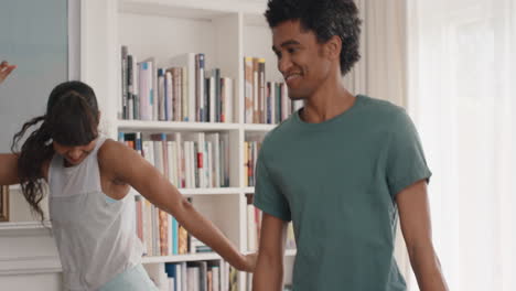 familia divertida bailando en casa divirtiéndose disfrutando del baile celebrando un emocionante fin de semana juntos usando pijama