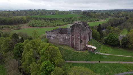 Doune-Castle:-Movimiento-En-órbita-A-Media-Distancia-Del-Famoso-Castillo-Escocés-Y-Avistamiento-De-La-Arboleda-Exterior-De-La-Zona