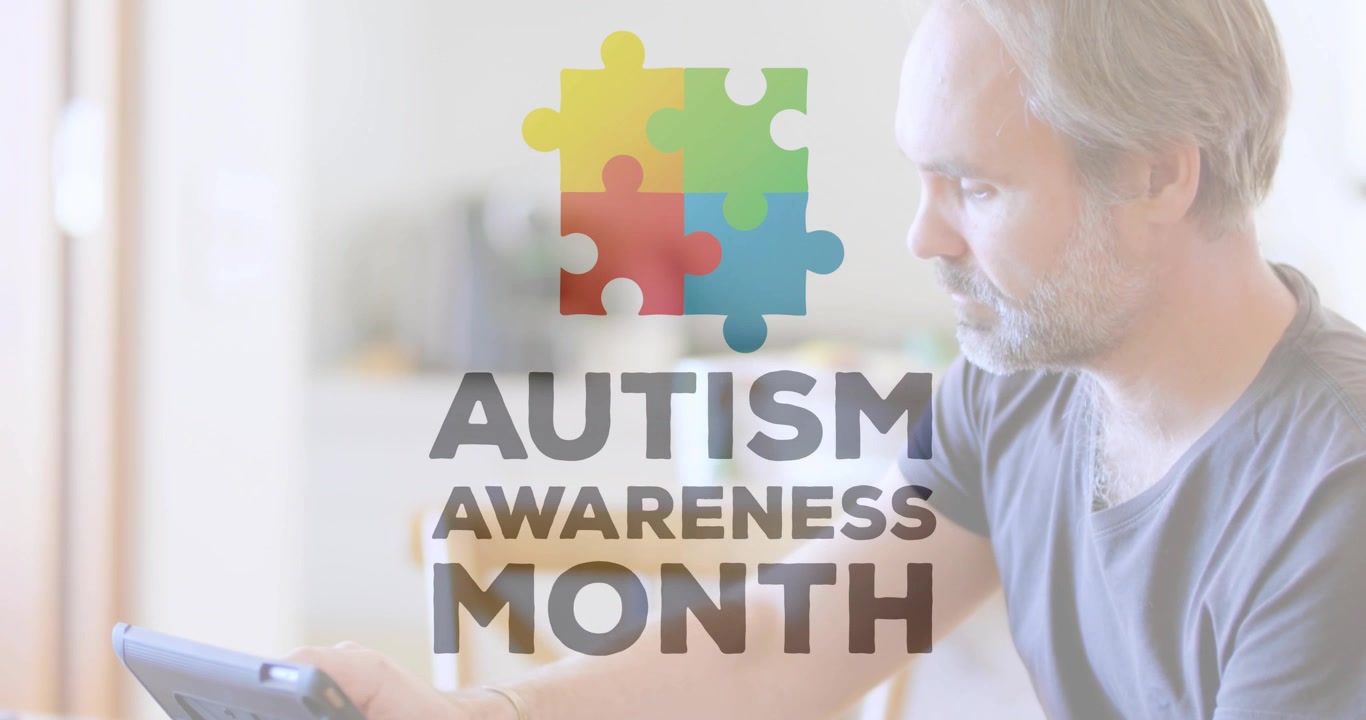 Video verticale: Uomo che usa un tablet, con un puzzle in sovrimpressione che appare e testo che si muove per il mese della consapevolezza sull'autismo.