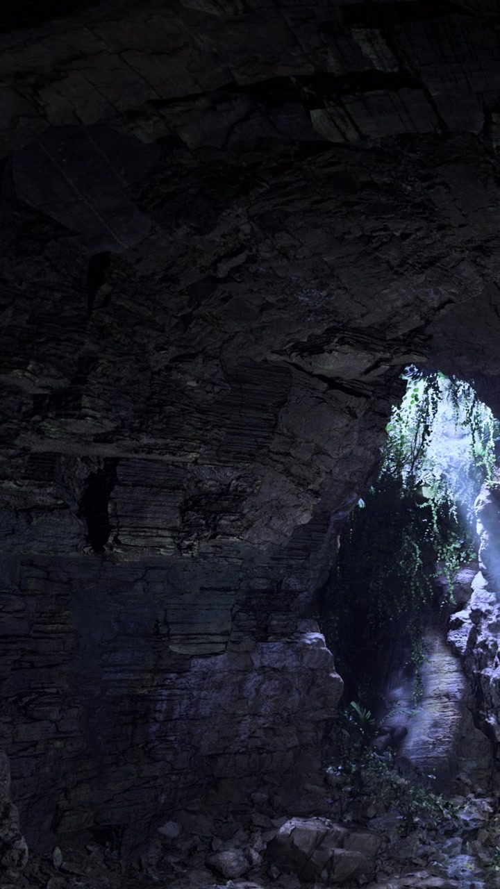 Esplorando una grotta buia con la luce che filtra attraverso un'apertura nella roccia.