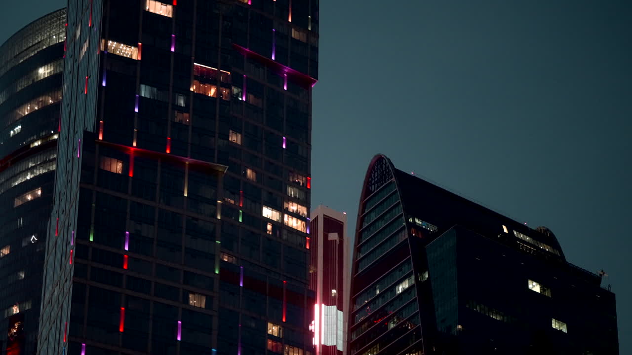 vista nocturna de los rascacielos modernos