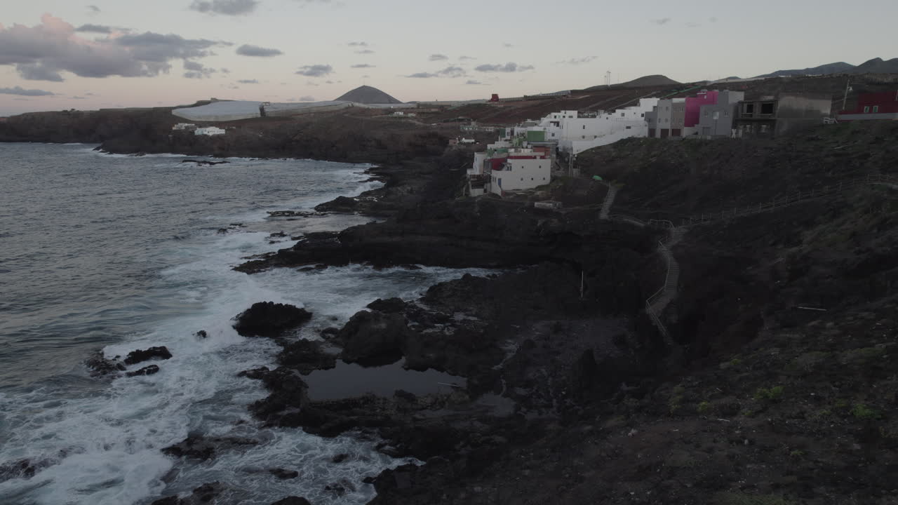 foto de una mujer admirando el paisaje en el mirador del barranquillo del vino