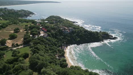 Puerto-Escondido-Mexiko-Oaxaca-Luftaufnahmen-Eines-Tropischen-Küstenstrandes,-Der-Für-Wellen-Und-Brandung-Bekannt-Ist