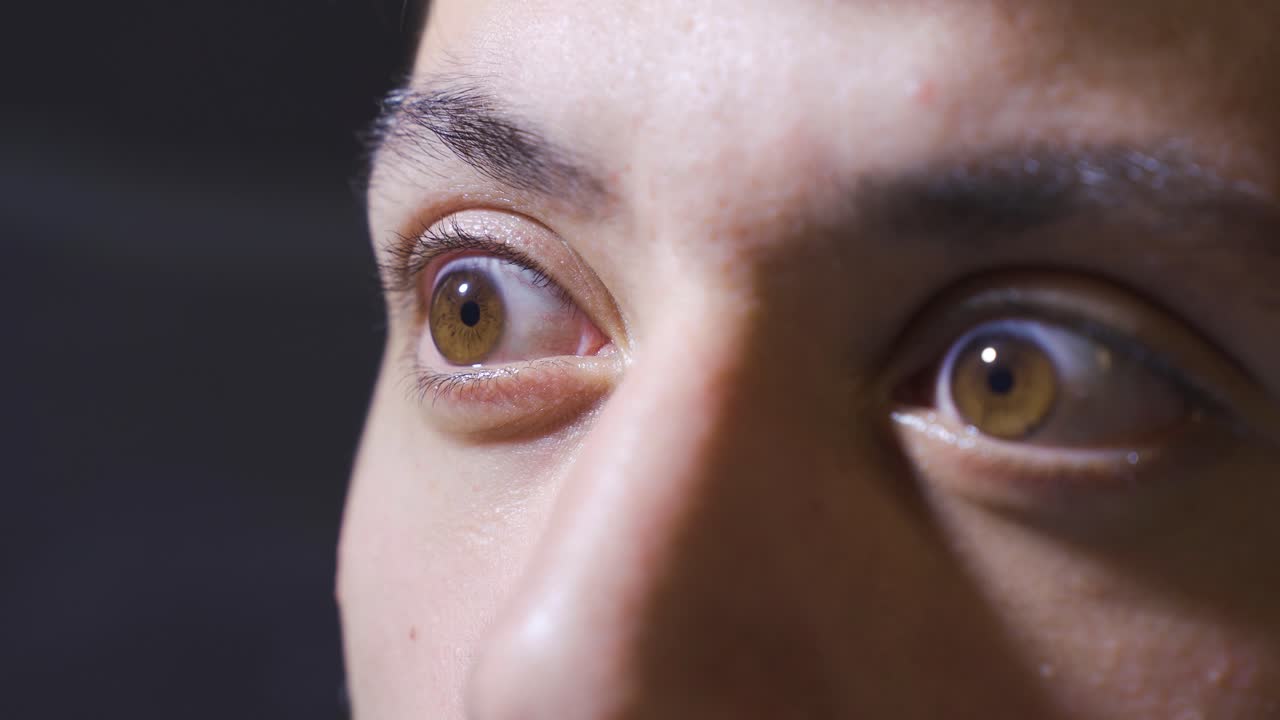 un primer plano de los ojos deprimidos.