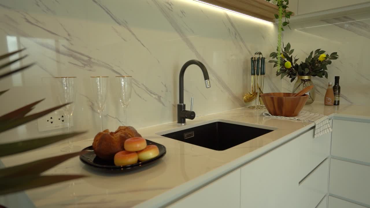 Desain Interior Pantry yang Bersih dan Bergaya dengan Ubin Marmer Putih.