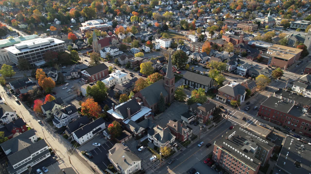 vista aérea de concord, new hampshire usa, barrio del centro, iglesia del sur, calles, casas y árboles coloridos en el soleado día de otoño