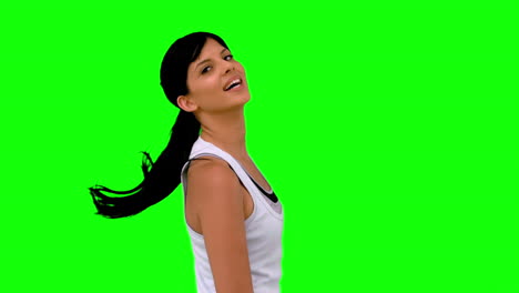 Sportliche-Frau-Wirft-Ihr-Haar-Vor-Einem-Greenscreen