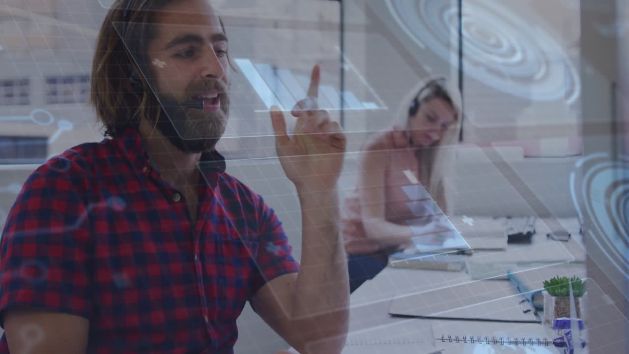 Hombre barbudo estudiando una pantalla holográfica y tocando controles para analizar datos empresariales.