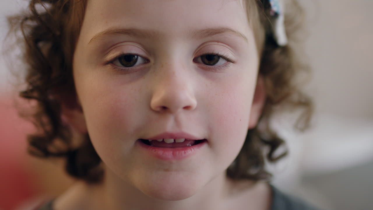 초상화 귀여운 작은 소녀 웃는 행복한 아이 집에서 즐겁게보고