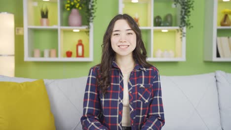 행복한 아시아 젊은 여성이 미소 짓고 있습니다.
