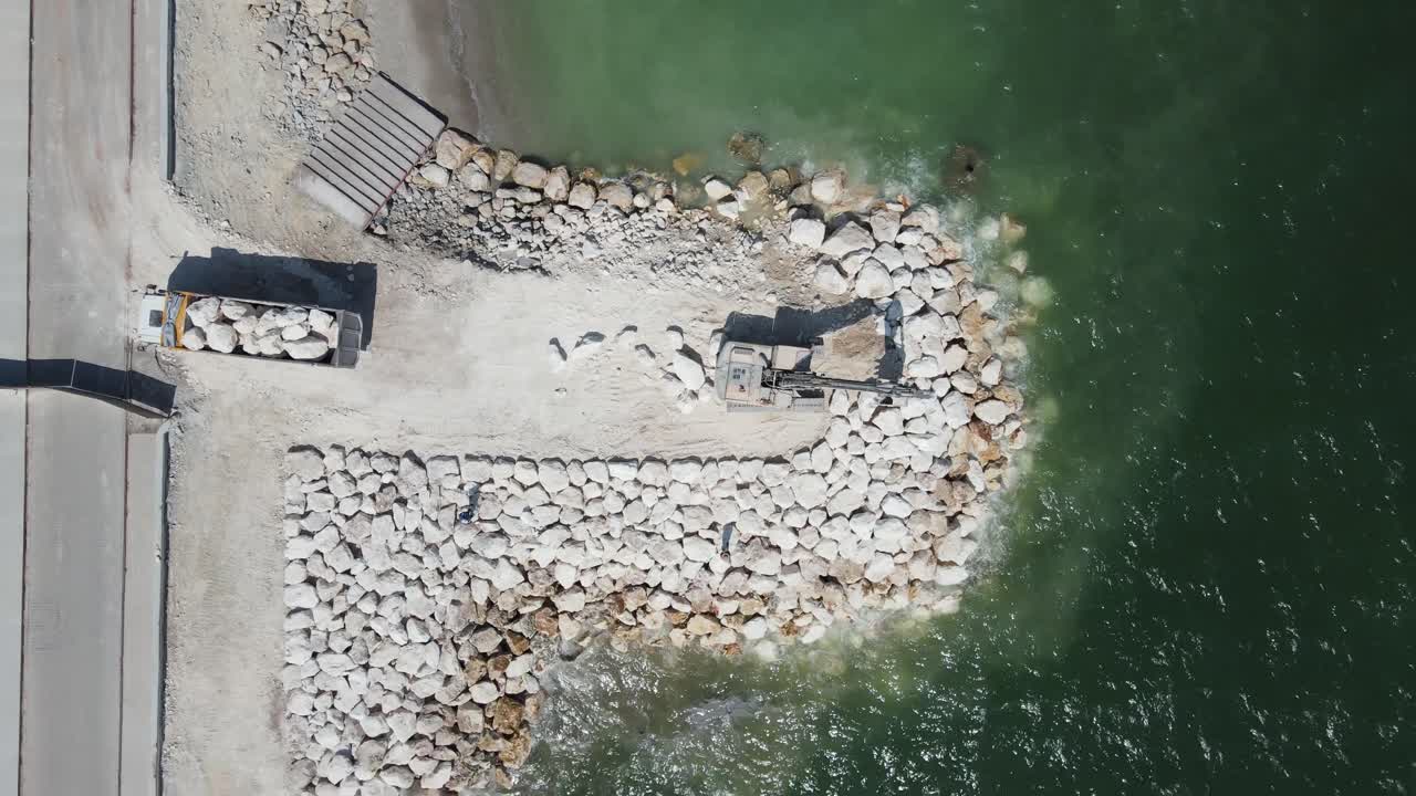 바다에서 일하는 건설 기계