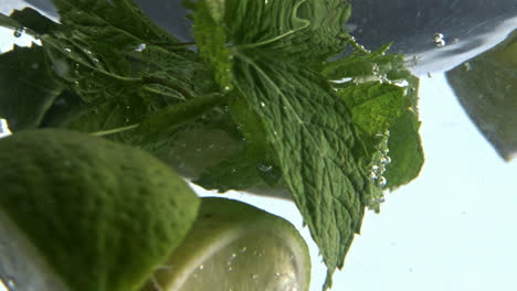 refrescante bebida de limón remolino de primer plano. bebida mojito girando vidrio en movimiento