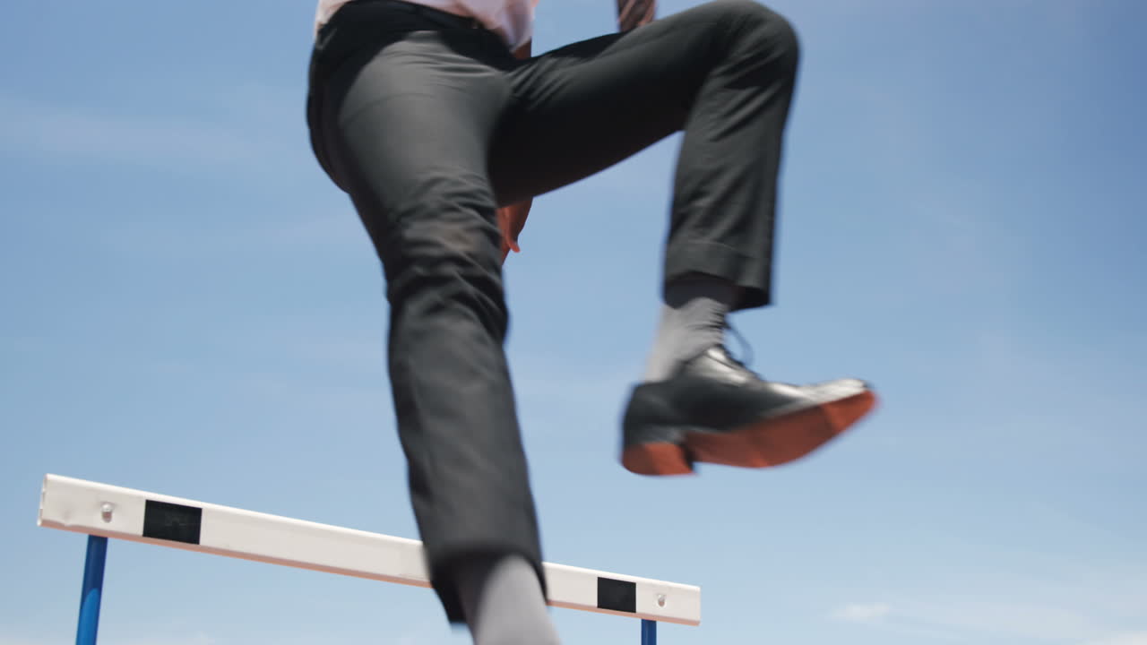 un hombre de negocios haciendo una carrera de obstáculos.