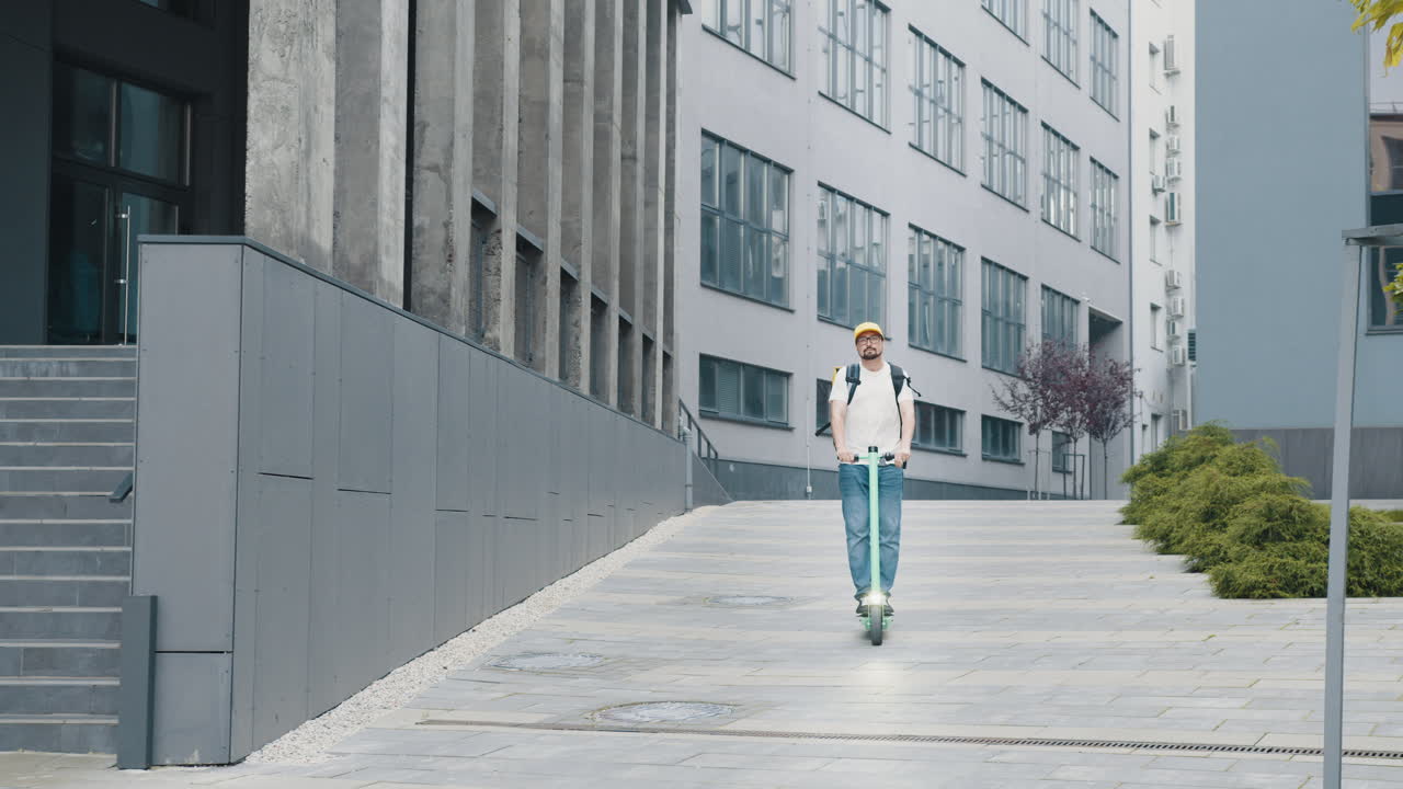 persona de entrega en scooter eléctrico en la ciudad