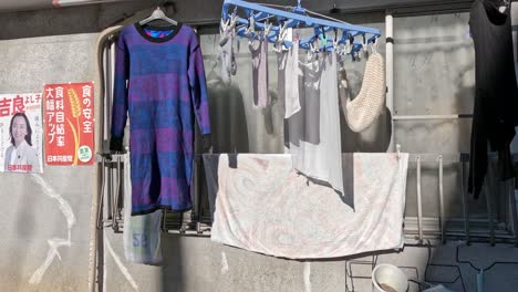 la ropa se seca en un estante en la luz del sol cambiante