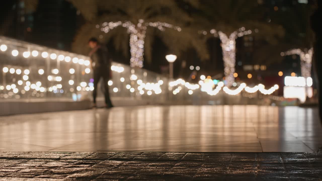 밤 거리, 조명 및 야자수를 걷는 남자