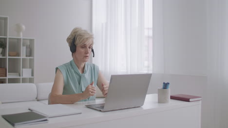 especialista femenina está trabajando desde casa hablando con colegas, socios y clientes a través de internet, chat en línea y tecnología de videollamadas
