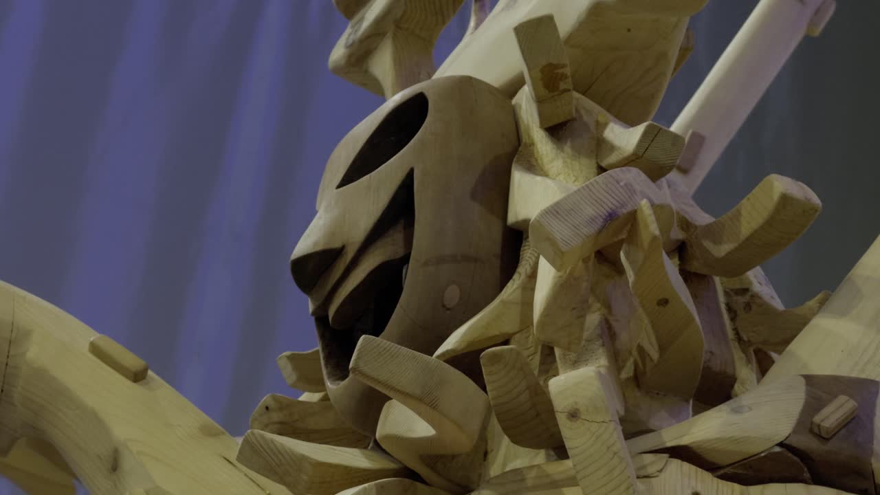 상단 이빨 을 보여주는 큰 미소 를 가진 전통적 인 나무 카니발 마스크