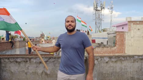 Indio-Orgulloso-Izando-La-Bandera-India