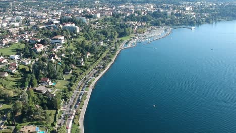 Vistas-Aéreas-Del-Pueblo-De-Thonon,-Rodeado-Por-El-Lago-Léman-En-Francia