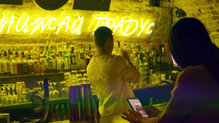 Vita notturna in un bar vivace